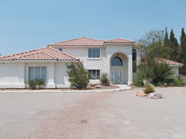 Building Photo - Spacious Estate on Nearly an Acre!