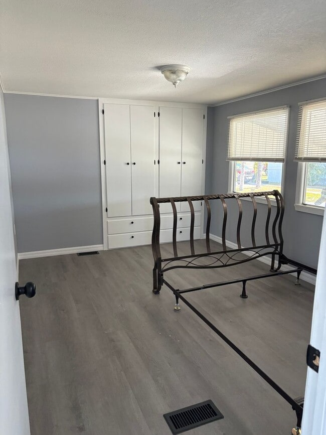 Building Photo - 2 bedroom 2 bath fully remodeled mobile home for rent in 55+ community in south Tampa