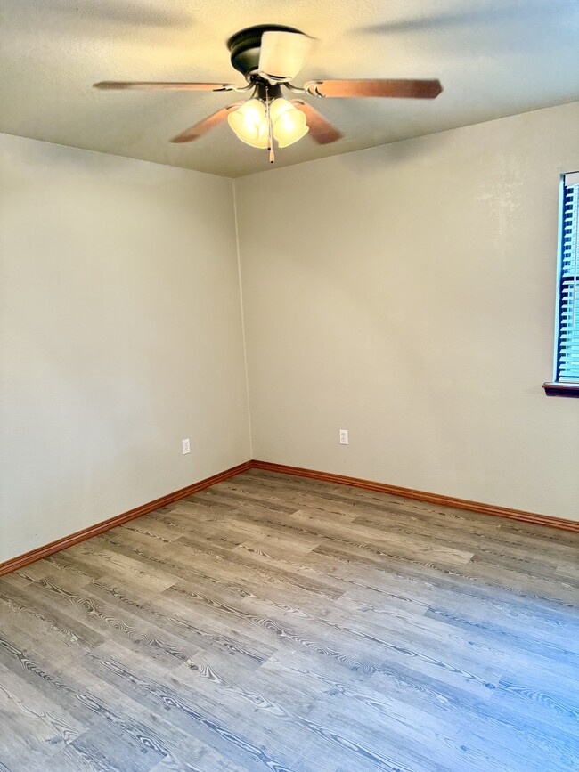 Building Photo - 2204 Lakeview Dr