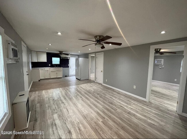 Building Photo - 329 Pine Ave