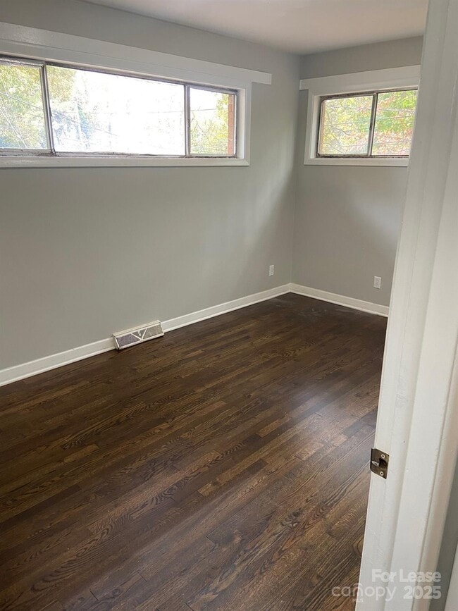 Building Photo - 622 Camrose Dr