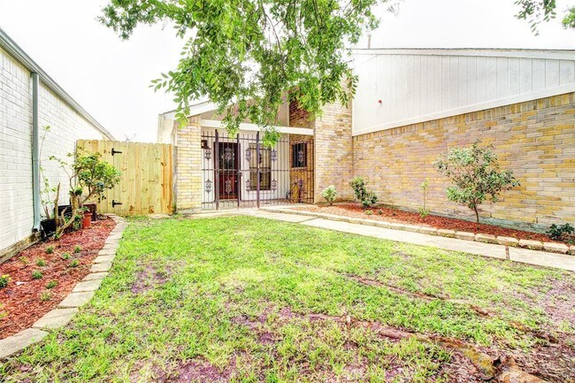 Building Photo - 6615 Briar Terrace Dr