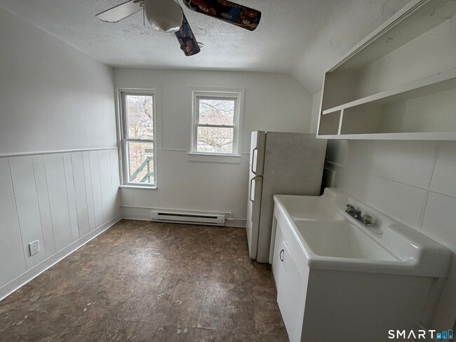 Building Photo - 571 Baldwin St