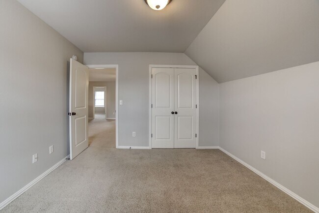 Building Photo - 5 Bed | 2.5 Baths | Broken Arrow