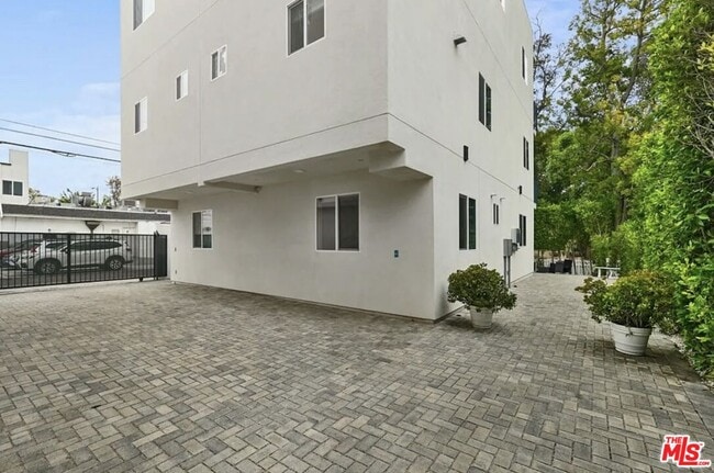 Building Photo - 4443 Auckland Ave