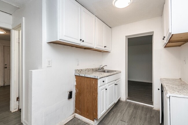 Building Photo - Amazing 3 Bedroom 1 Bathroom Home