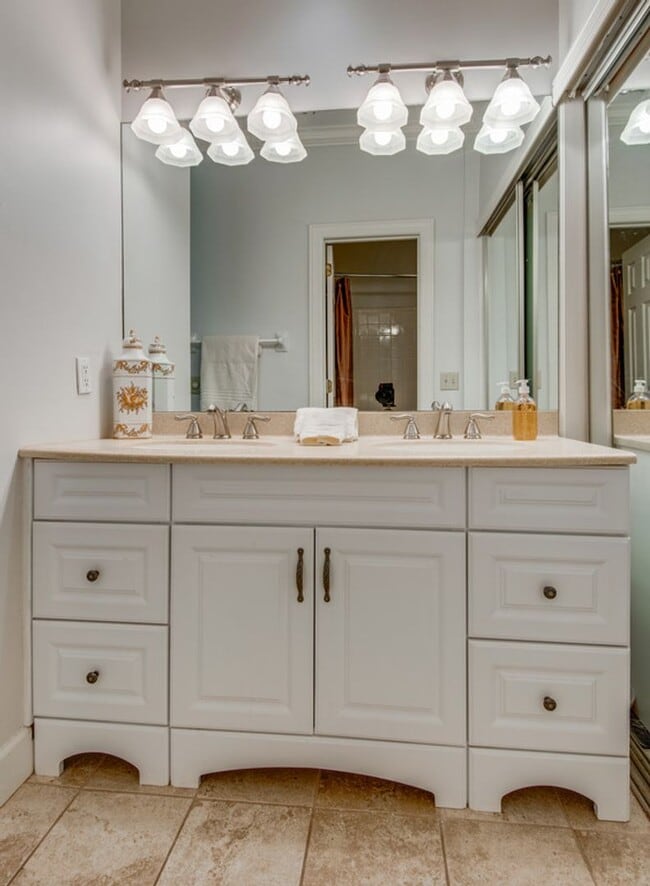 Building Photo - Beautiful Two Bedroom Green Hills Condo Wi...