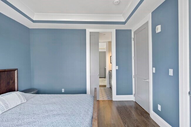 Building Photo - 719 E 2nd St