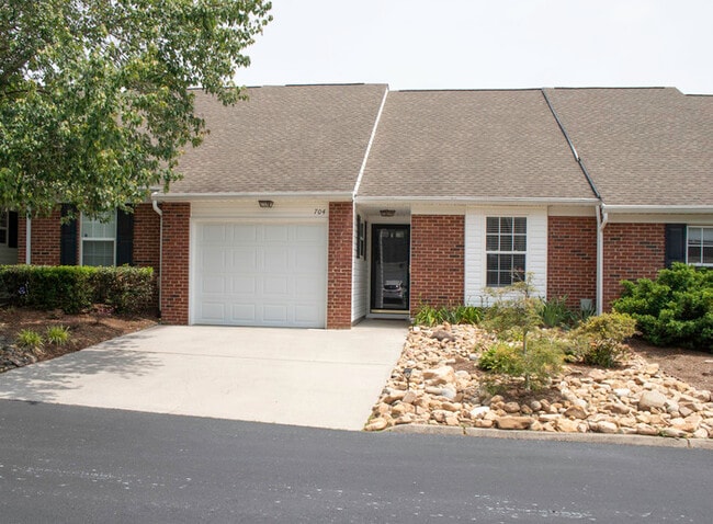 Building Photo - Updated 2BR 2.5BA Home w/ Lake Access • New Countertops • Patio in Farragut