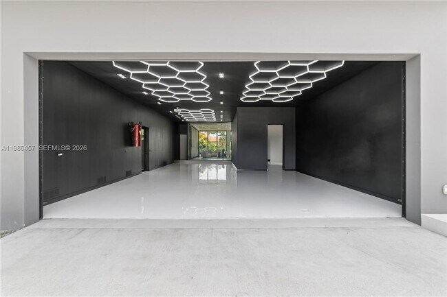 Building Photo - 493 Holiday Dr