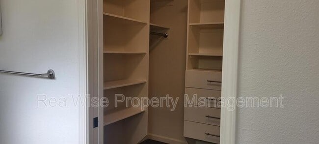 Building Photo - 1267 SW Ironwood Dr