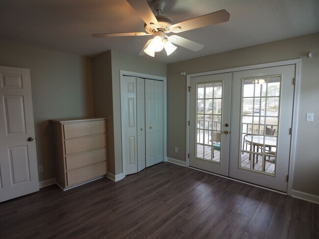 Building Photo - Gorgeous water views just blocks from the ...