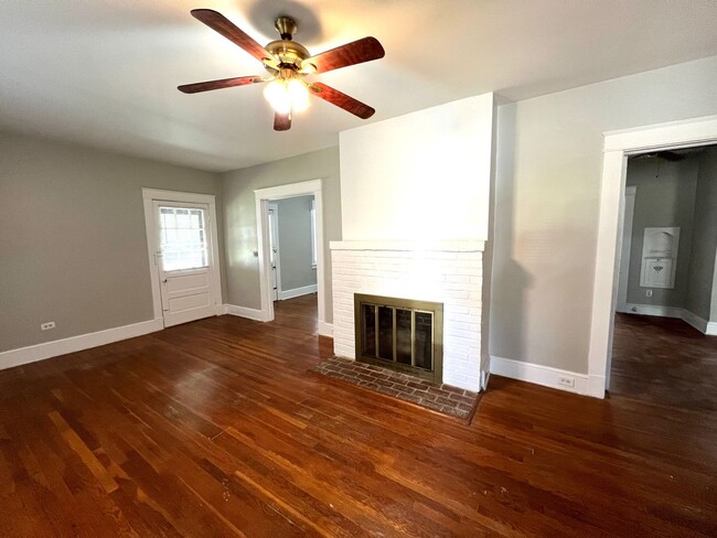 Building Photo - Newly Renovated 3 Bedroom Home in Lawrence...