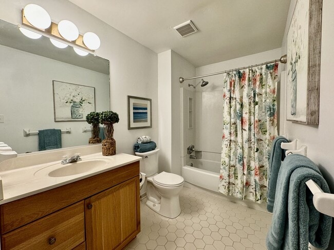 Building Photo - READY 06-11-26!! Fantastic Condo By The Beach! Fenced Patio - All Appliances - Community Pool!