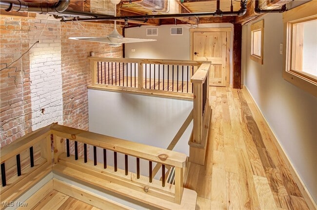 Building Photo - 425 W Lakeside Ave