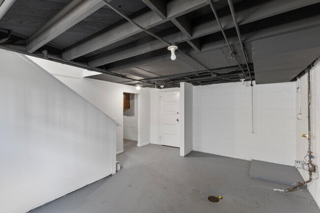 Building Photo - Benson Beauty!