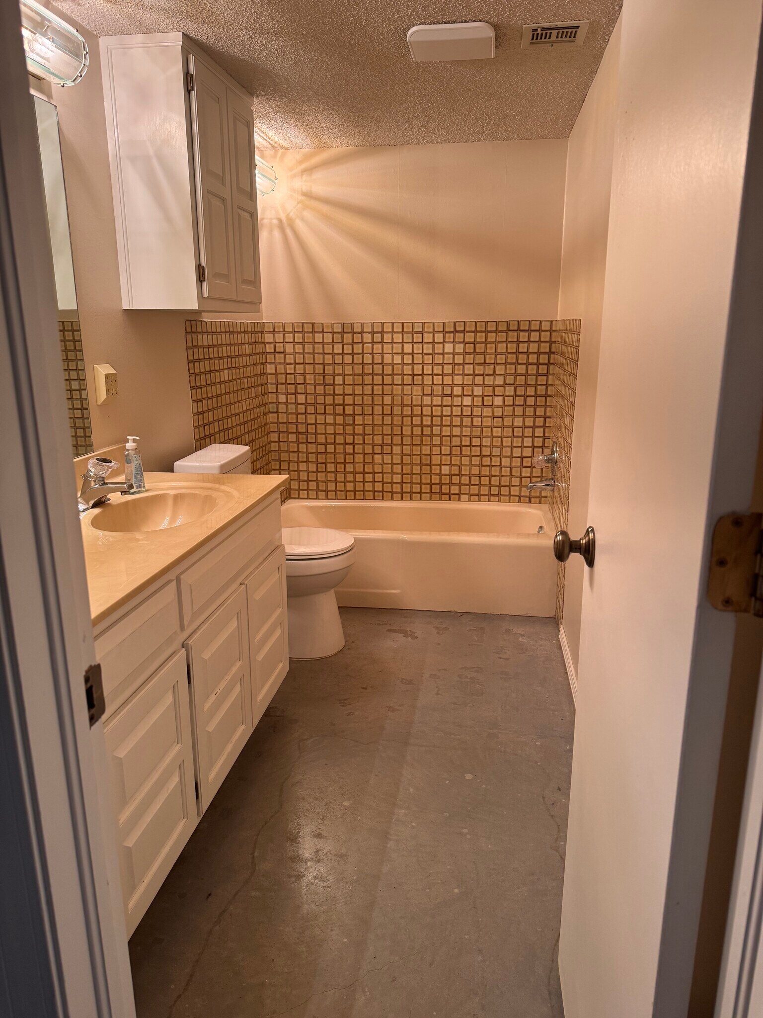 Building Photo - 3421 W 41st St N