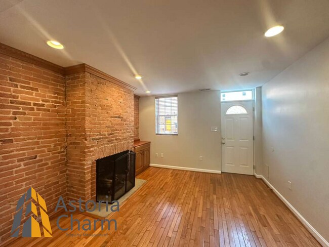 Building Photo - 3 Bedroom Home with Rooftop Views and Modern Finishes