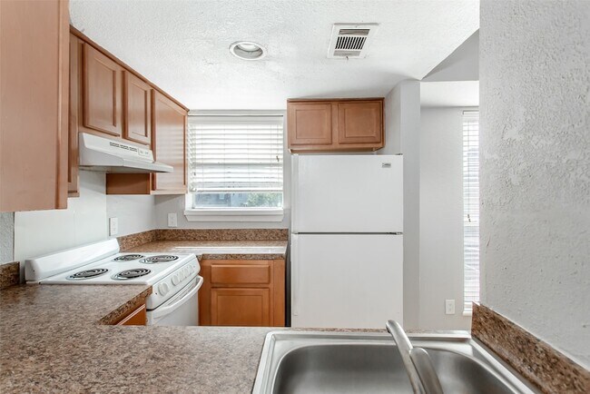 Building Photo - 1901 N Fitzhugh Ave