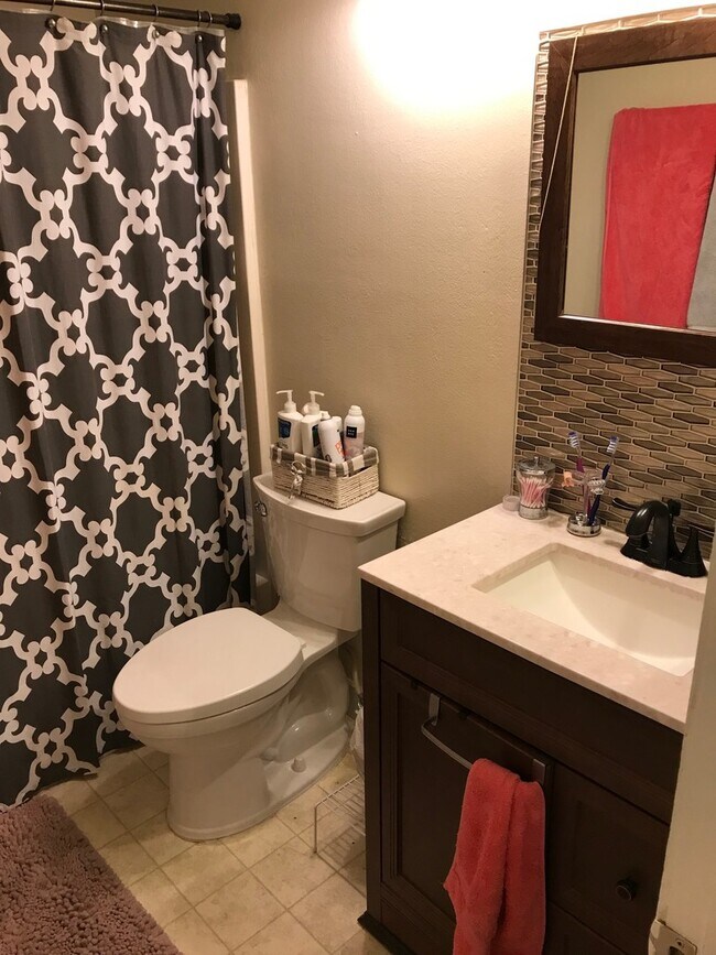 Building Photo - Two Story 2 Bed 1 Bath Condo in Central Bo...