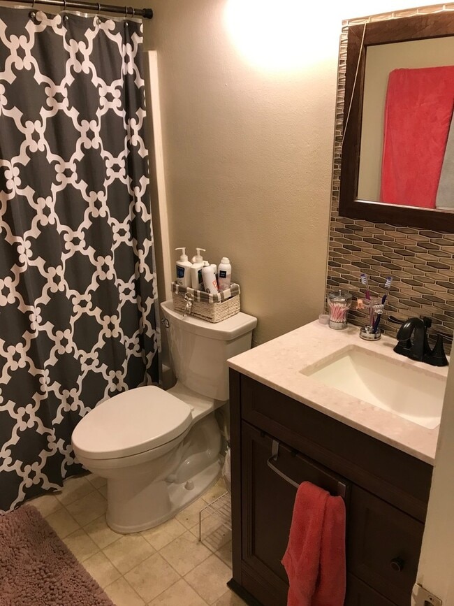 Building Photo - Updated Two Story 2 Bed 1 Bath Condo in Ce...