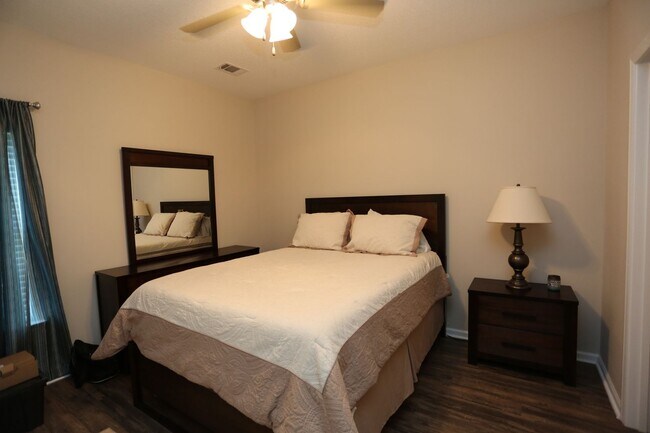 Building Photo - 1 Bedroom at Langley Pond