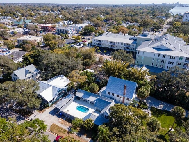 Building Photo - 835 Victoria Dr