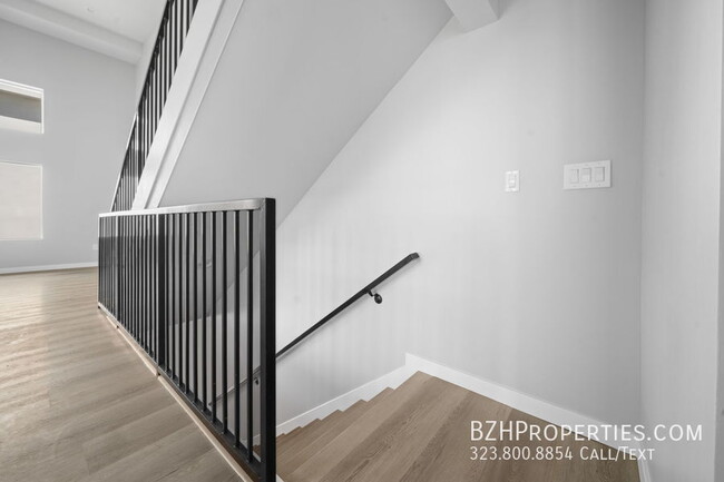 Building Photo - Beautiful Modern Duplex in the heart of No...