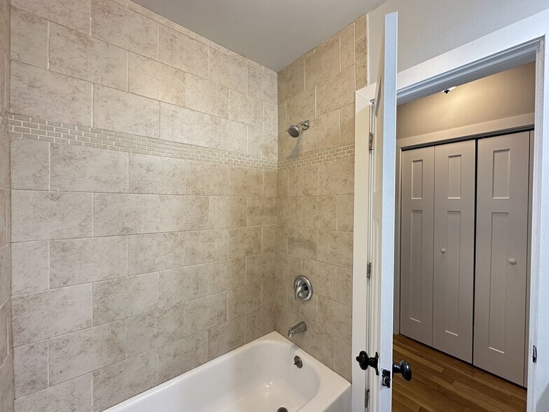 Building Photo - 430 W Roscoe St