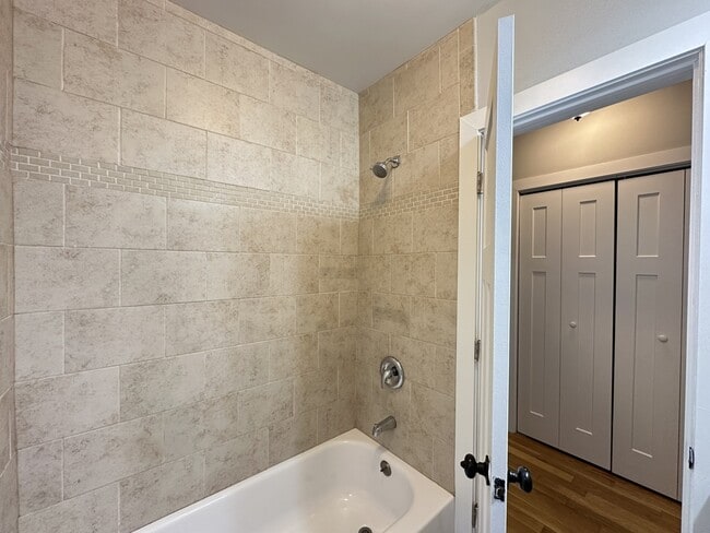 Building Photo - 430 W Roscoe St