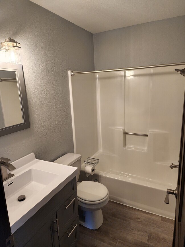 Building Photo - Sunrise Apartments LLC 16 Unit