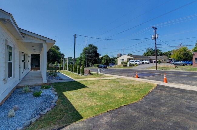 Building Photo - Pre-Leasing for the 26-27 School Year! - N...