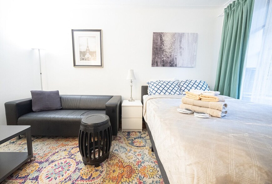 Building Photo - 328 E 74th St