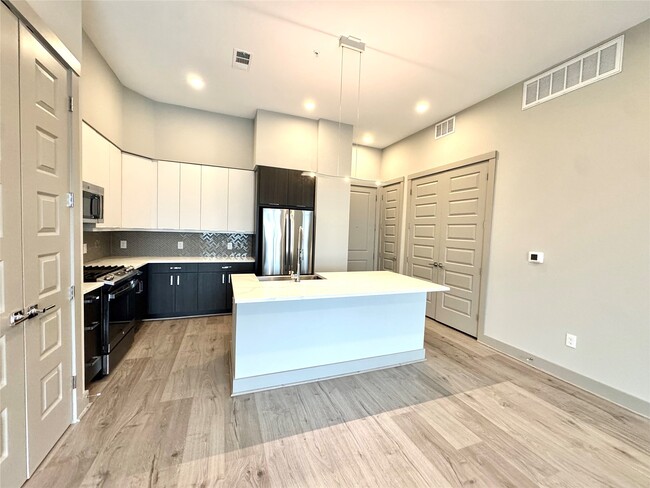 Building Photo - 401 W 25th St