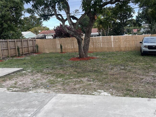 Building Photo - 1432 N Andrews Ave