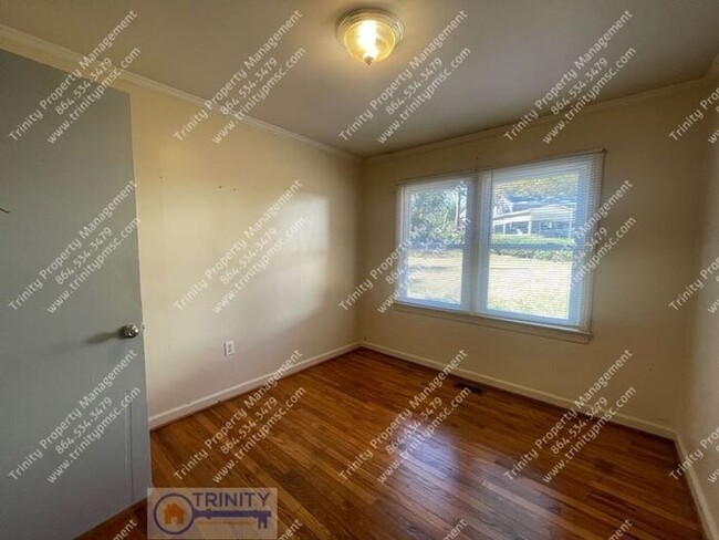 Building Photo - Bright and Sunny 3-bedroom, 1-bathroom Hom...