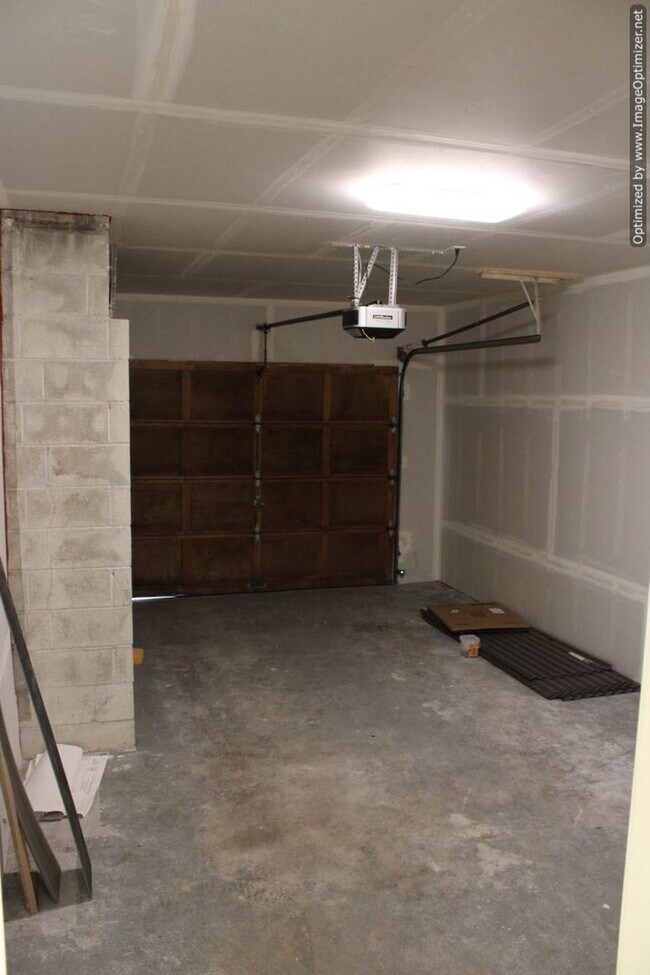 Building Photo - Bright Updated -2 bedroom 2 bath Duplex