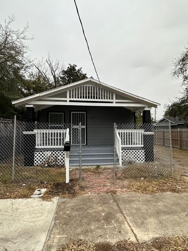 Building Photo - Fully Renovated 3/1 Single Family House Available for Immediate Rent!