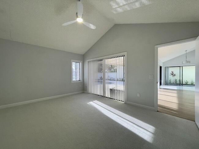 Building Photo - 208 E River Park Dr