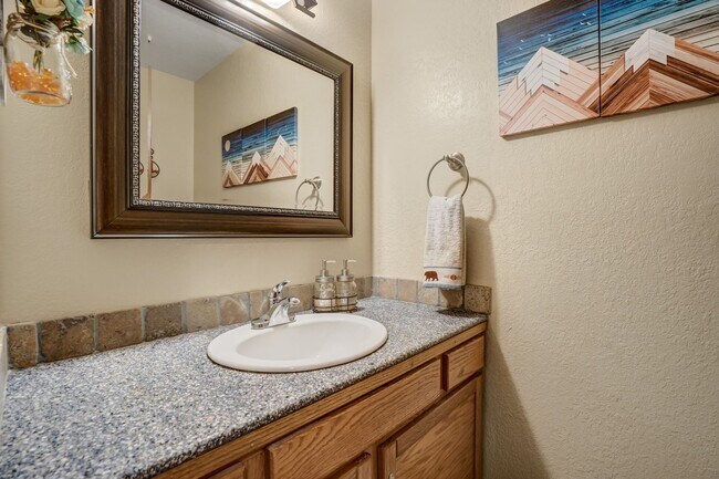 Building Photo - Stunning two-story home in Woodland Park