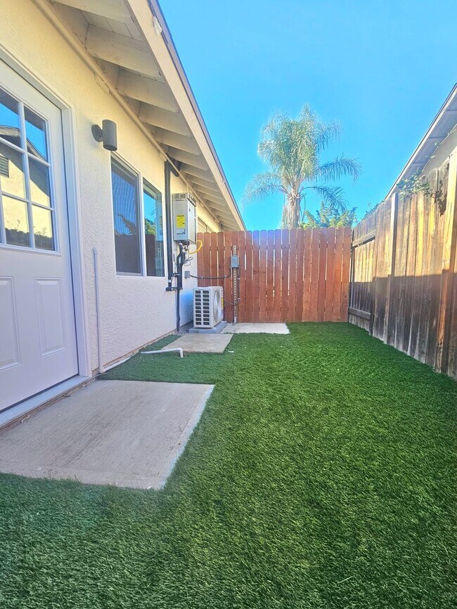 Building Photo - Algonquin Lane