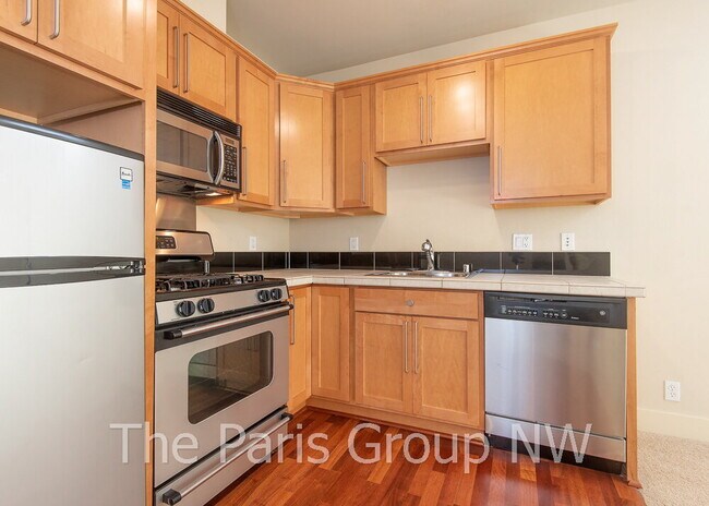 Building Photo - Gorgeous Green Lake Condo * 1 Block to Park Entrance, Onsite Retail, Garage Pkg, EZ Commute!