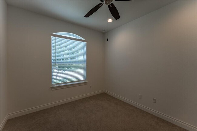 Building Photo - 152 Limestone Dr