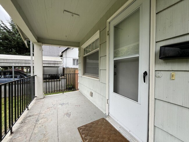 Building Photo - Bright and Open Home with Flexible Living Spaces and an Expansive Backyard