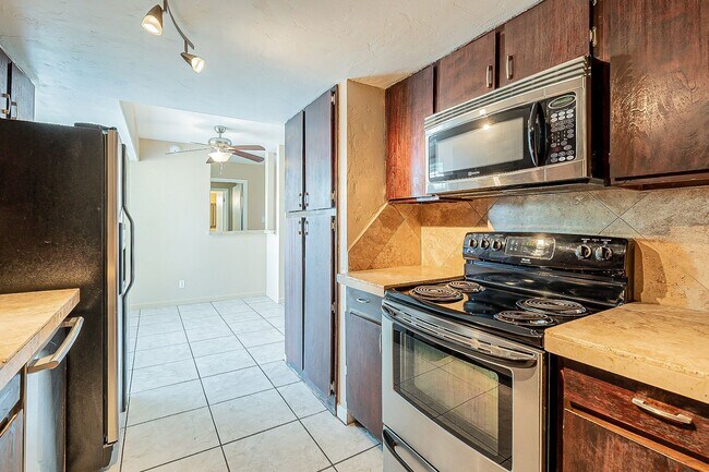 Building Photo - Spacious Upper-Level Retreat Minutes from TMC & St. Joseph’s