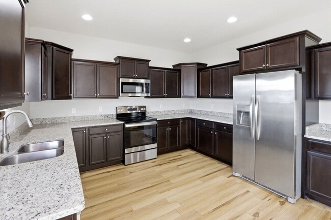 Building Photo - Spacious Living in Stateside – Comfort, Style & Convenience!