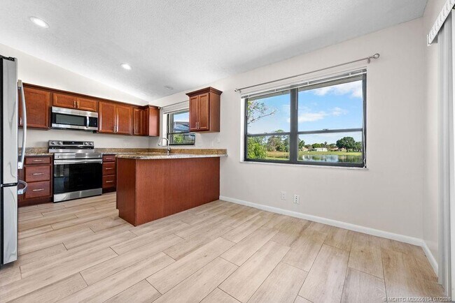 Building Photo - 2386 SW Creekside Dr
