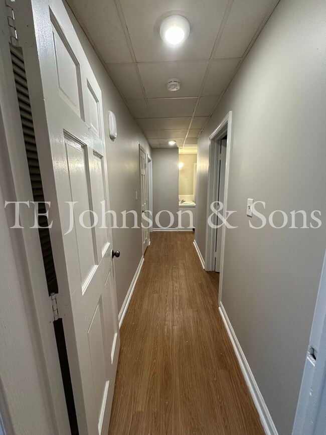 Building Photo - Two Bedroom Condo Convenient To WFU