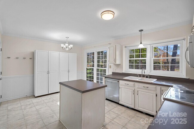 Building Photo - 7117 Kinsmore Ln