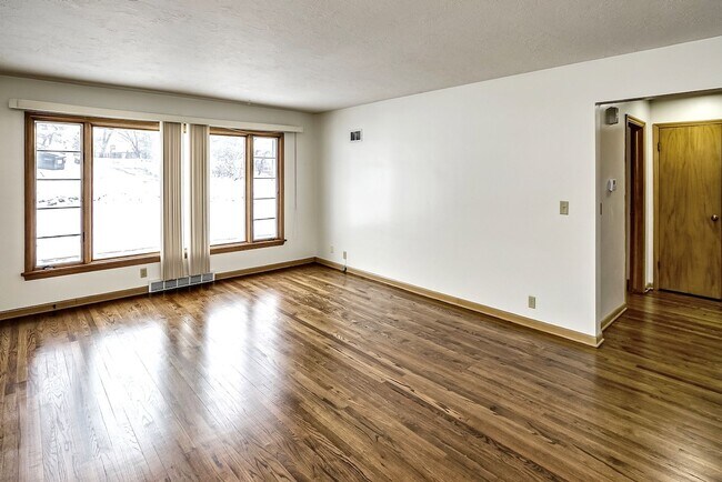 Building Photo - PRE-LEASING Spacious 3-Bed and 2-Bath Apartment!